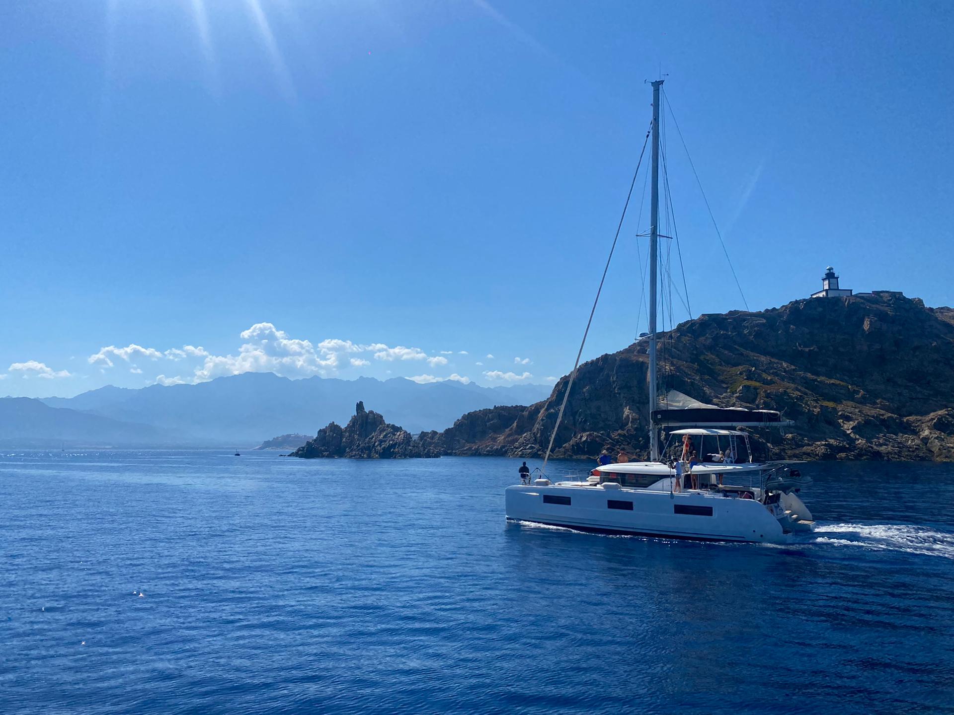 Catamaran SOGNUDIMARE croisant devant le phare de la Revellata, Calvi