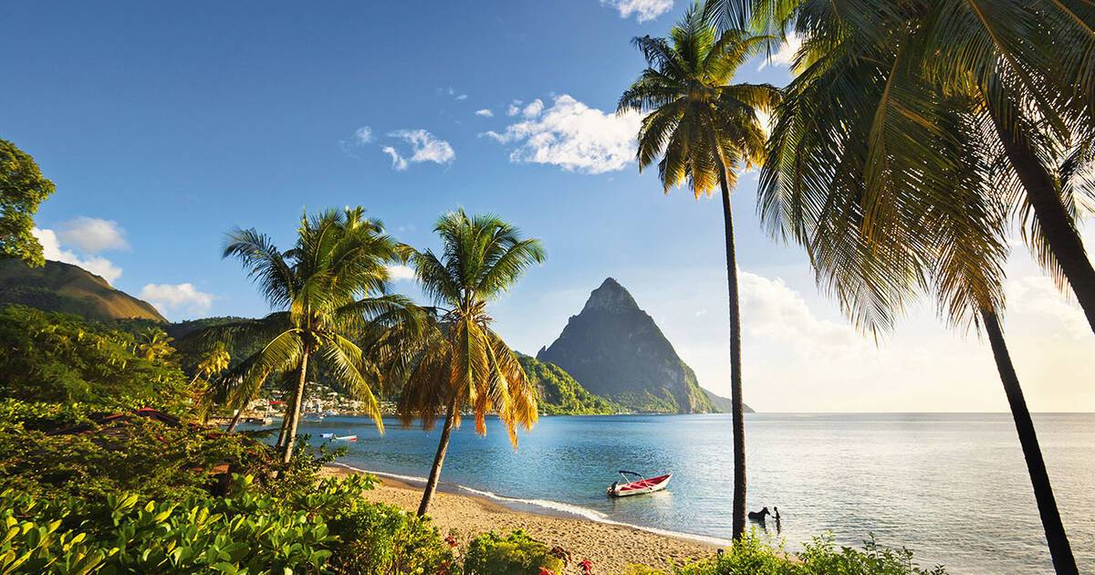 Soufrière (Sainte-Lucie) — Pitons emblématiques et plage de palmiers