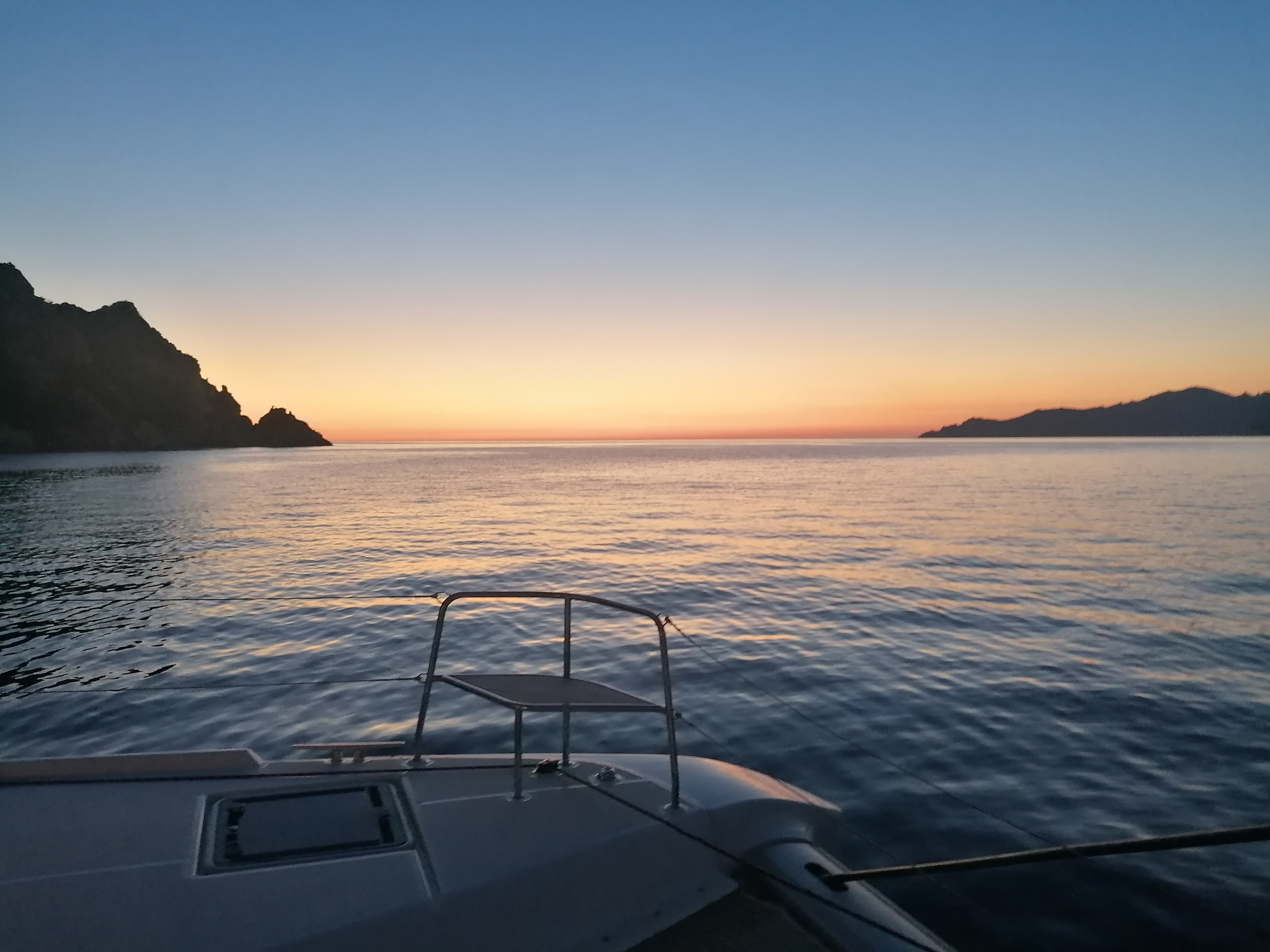 Coucher de soleil sur la mer depuis le catamaran SOGNUDIMARE