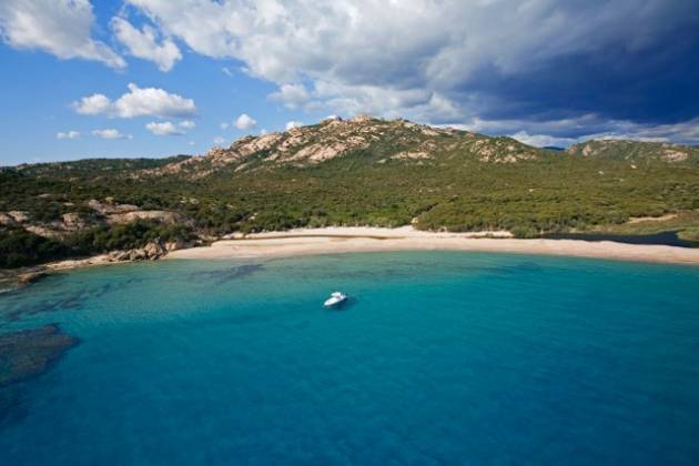 Murtoli — mouillage sauvage avec catamaran face à la montagne