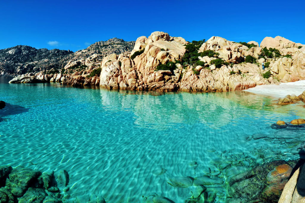 Île de Caprera — granit rose et eaux émeraude, parc national de l'archipel de La Maddalena