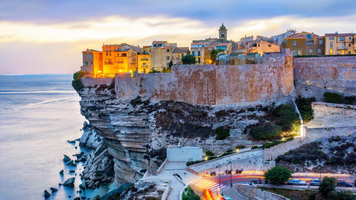 Citadelle de Bonifacio perchée sur les falaises calcaires au coucher de soleil