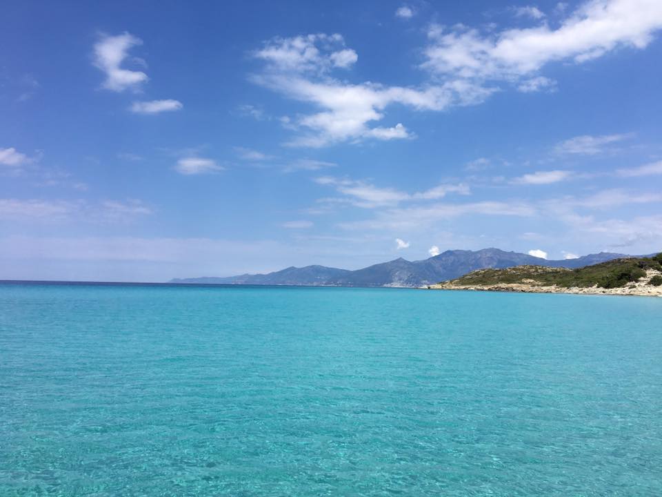 Lagon turquoise du désert des Agriates — eaux cristallines vues du catamaran