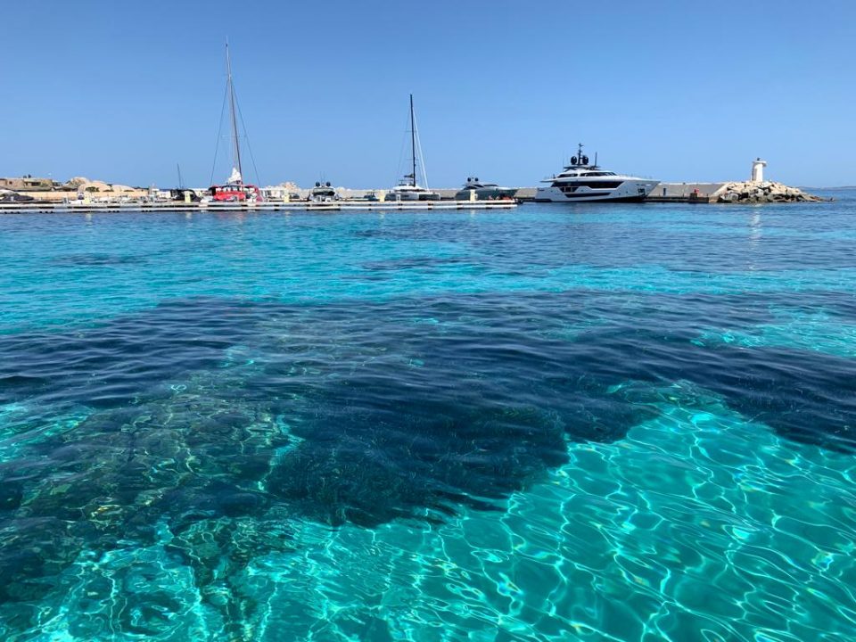 Île de Cavallo — port privé et eaux cristallines