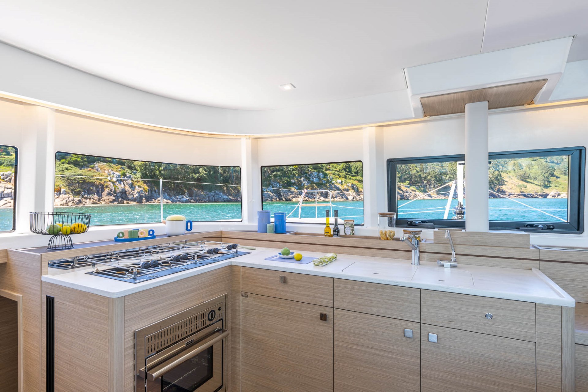Cuisine équipée du catamaran Lagoon — plaques gaz, four, vue panoramique