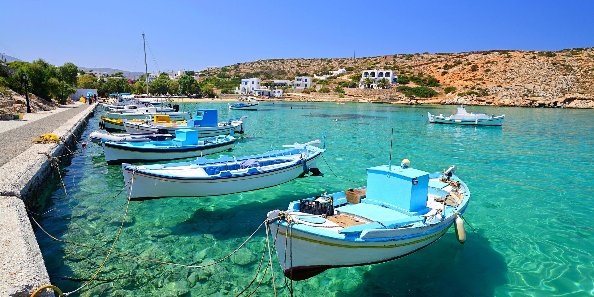 Île d'Iraklia — port de pêcheurs aux eaux turquoises cristallines