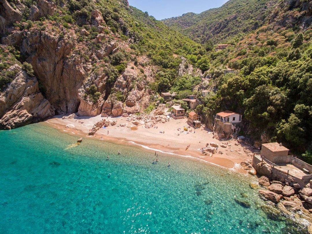 Plage de Ficajola — crique secrète dans les Calanques de Piana (UNESCO)