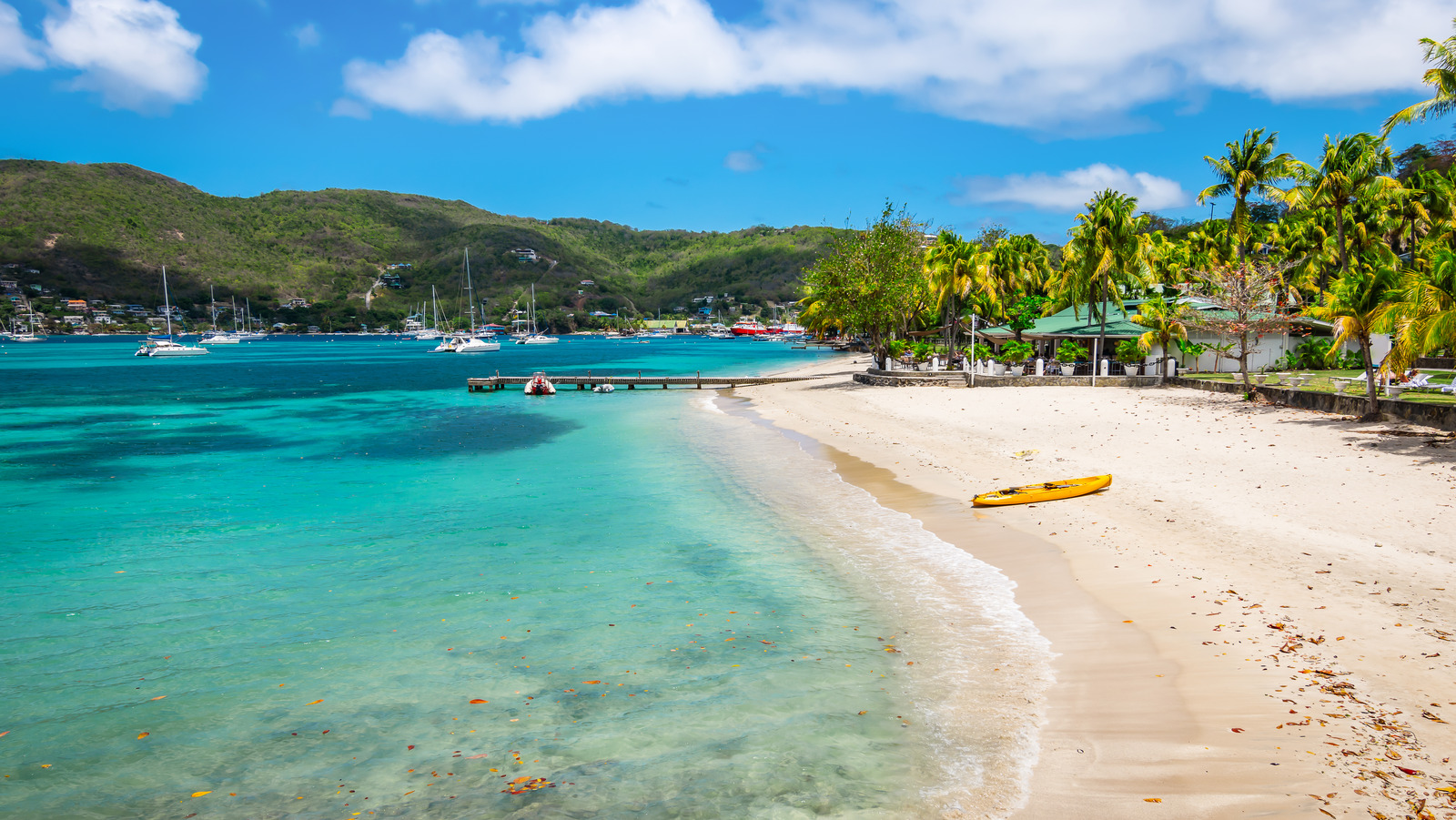 Île de Bequia — Port Elizabeth, plage de Princess Margaret et voiliers au mouillage