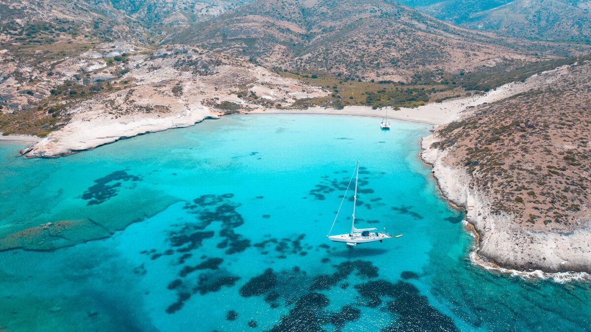 Île de Polyaigos — baie sauvage aux eaux translucides, mouillage exclusif en catamaran
