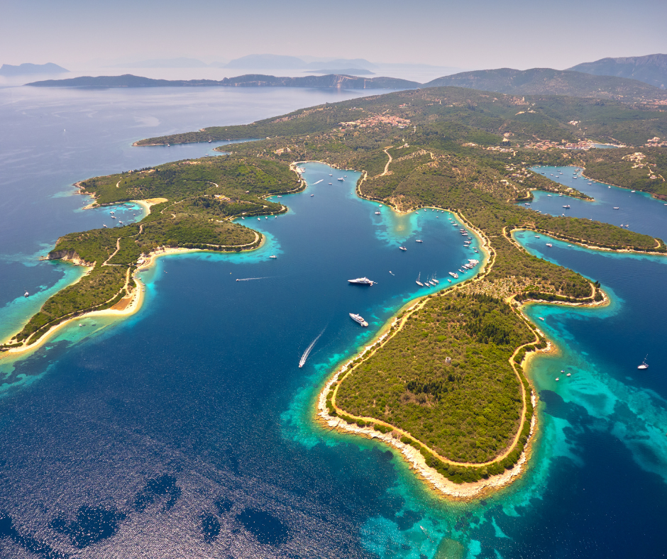 Meganisi vue du ciel — archipel et lagons turquoise des îles ioniennes