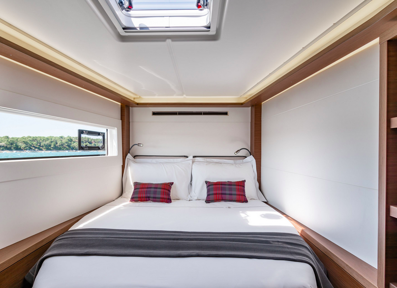 Cabine double avec lit confortable, hublot et vue mer