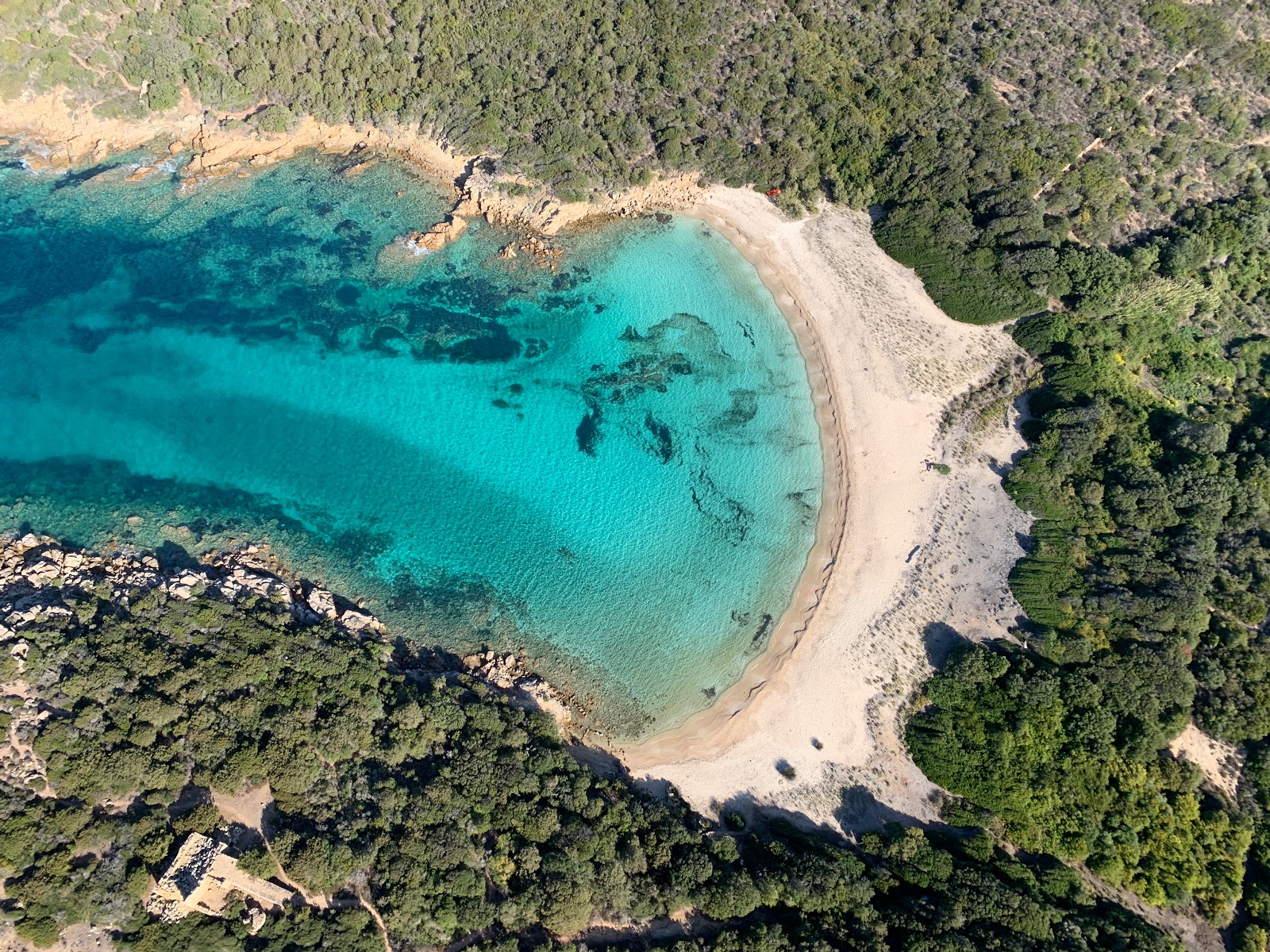 Cala di Conca — vue aérienne, lagon turquoise et sable doré