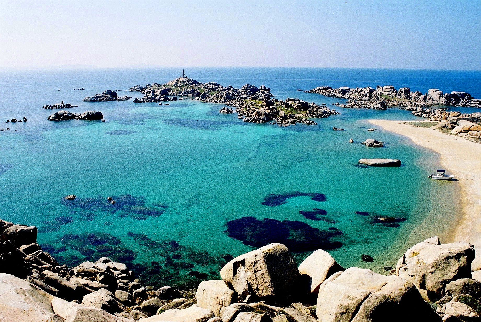 Îles Lavezzi — réserve naturelle, plage de sable blanc et eaux cristallines