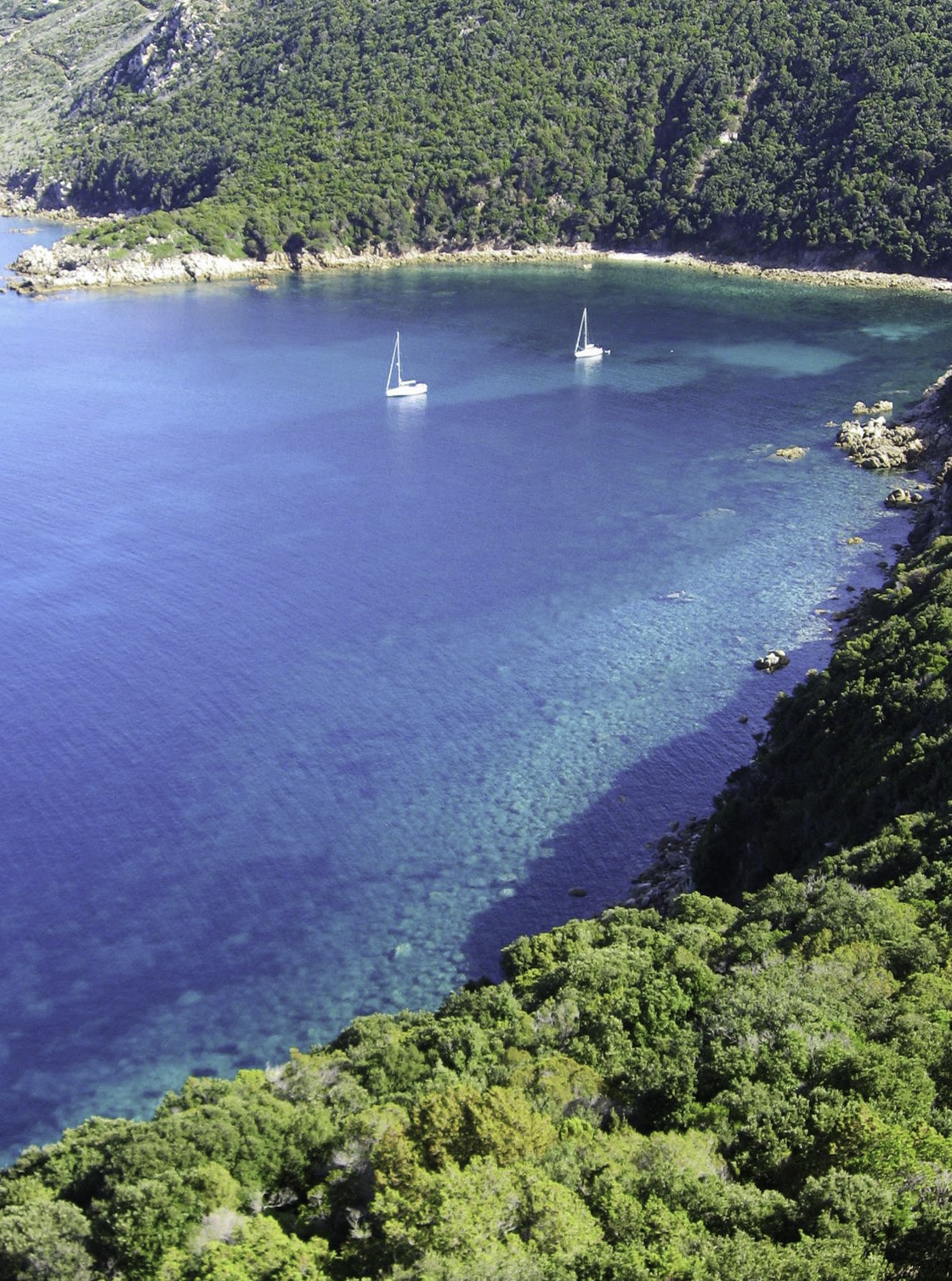 Cala di Cacalu — voiliers au mouillage dans une crique préservée