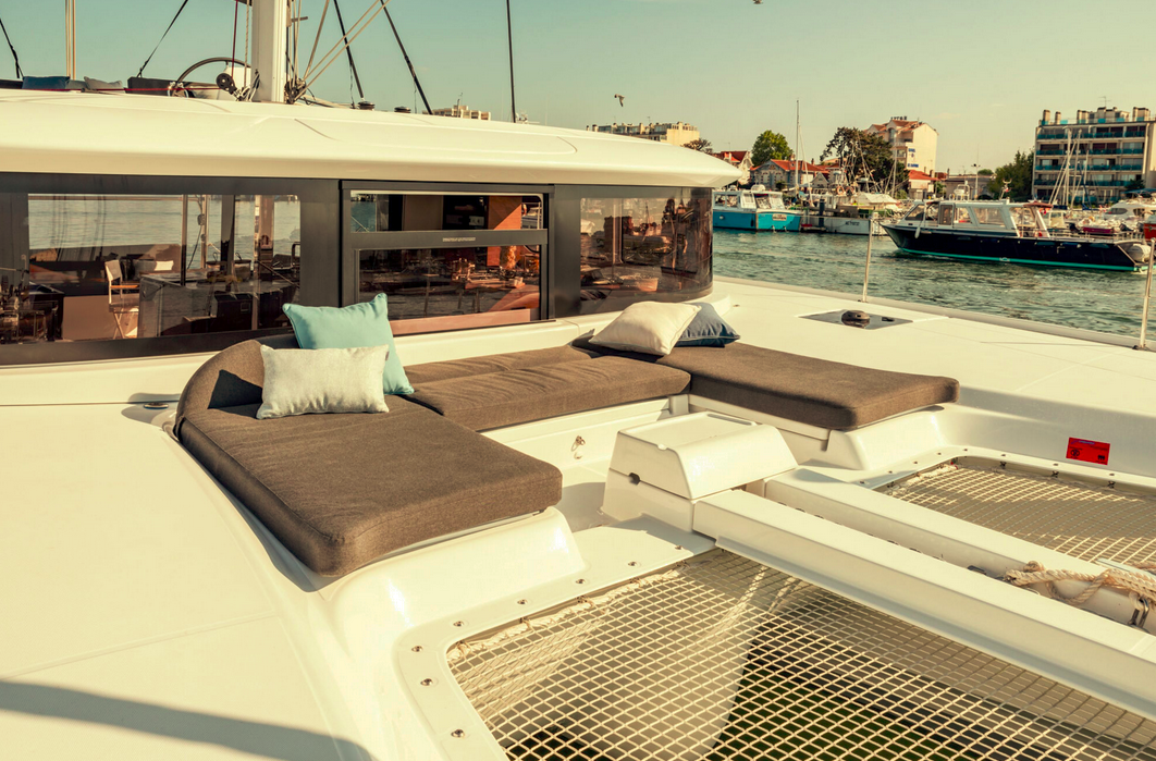 Bains de soleil sur le flybridge du catamaran — salon extérieur premium