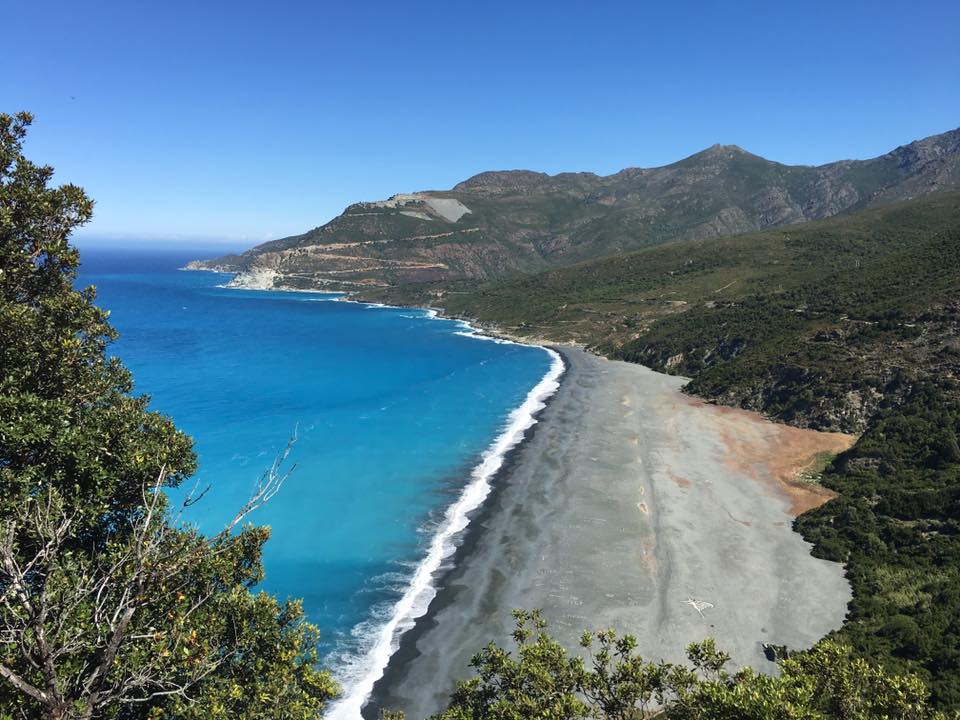Plage de Nonza (Cap Corse) — sable noir, eaux turquoise et montagnes