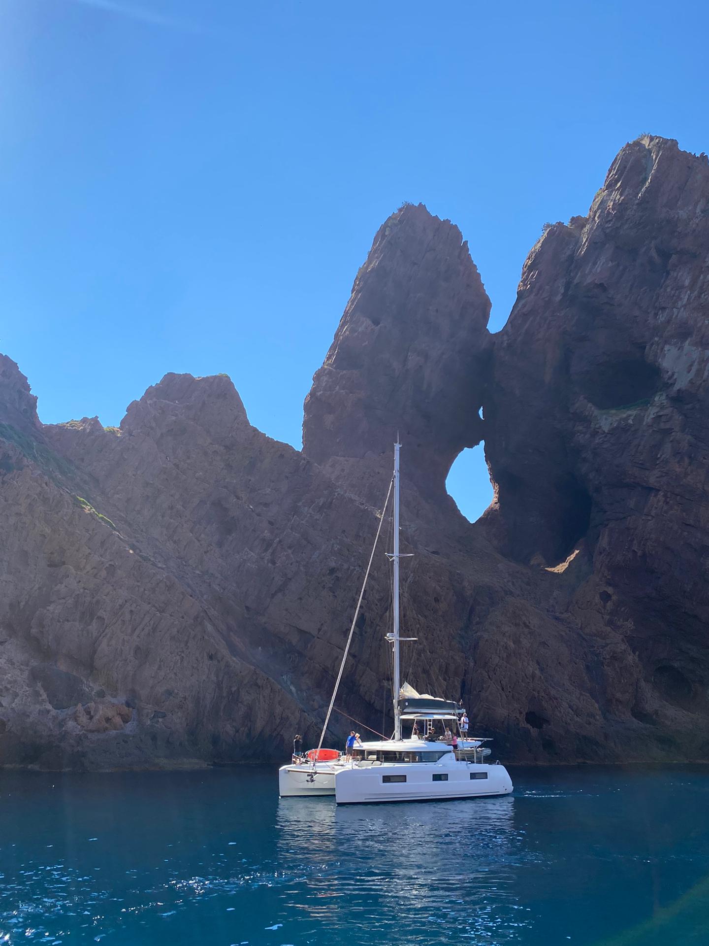 Catamaran face à la réserve naturelle de Scandola classée UNESCO