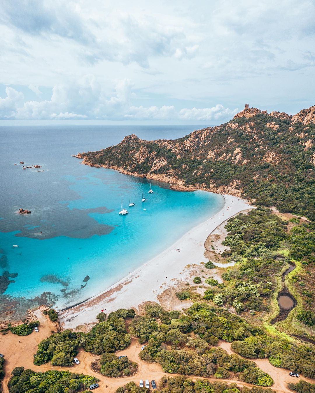 Plage de Roccapina dominée par la tour génoise et le rocher du Lion