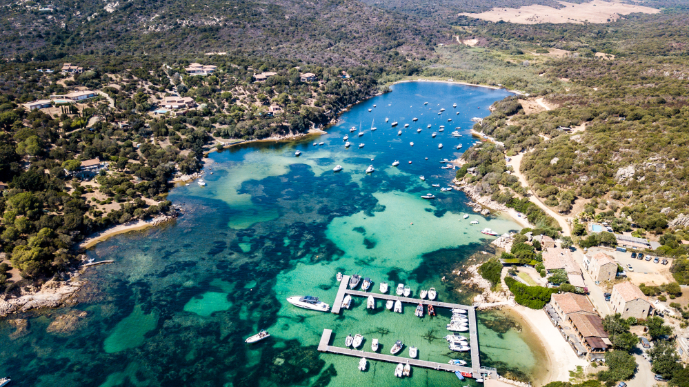 Port de Tizzano — eaux émeraude et village authentique