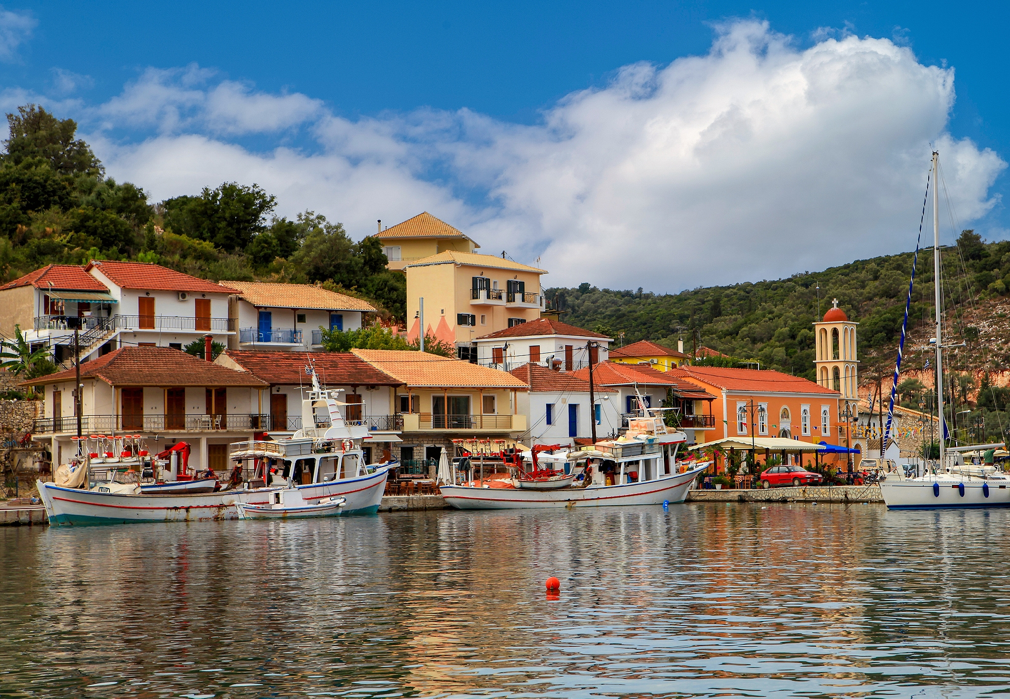 Port de Kalamos — village traditionnel grec aux toits de tuiles et bateaux de pêche