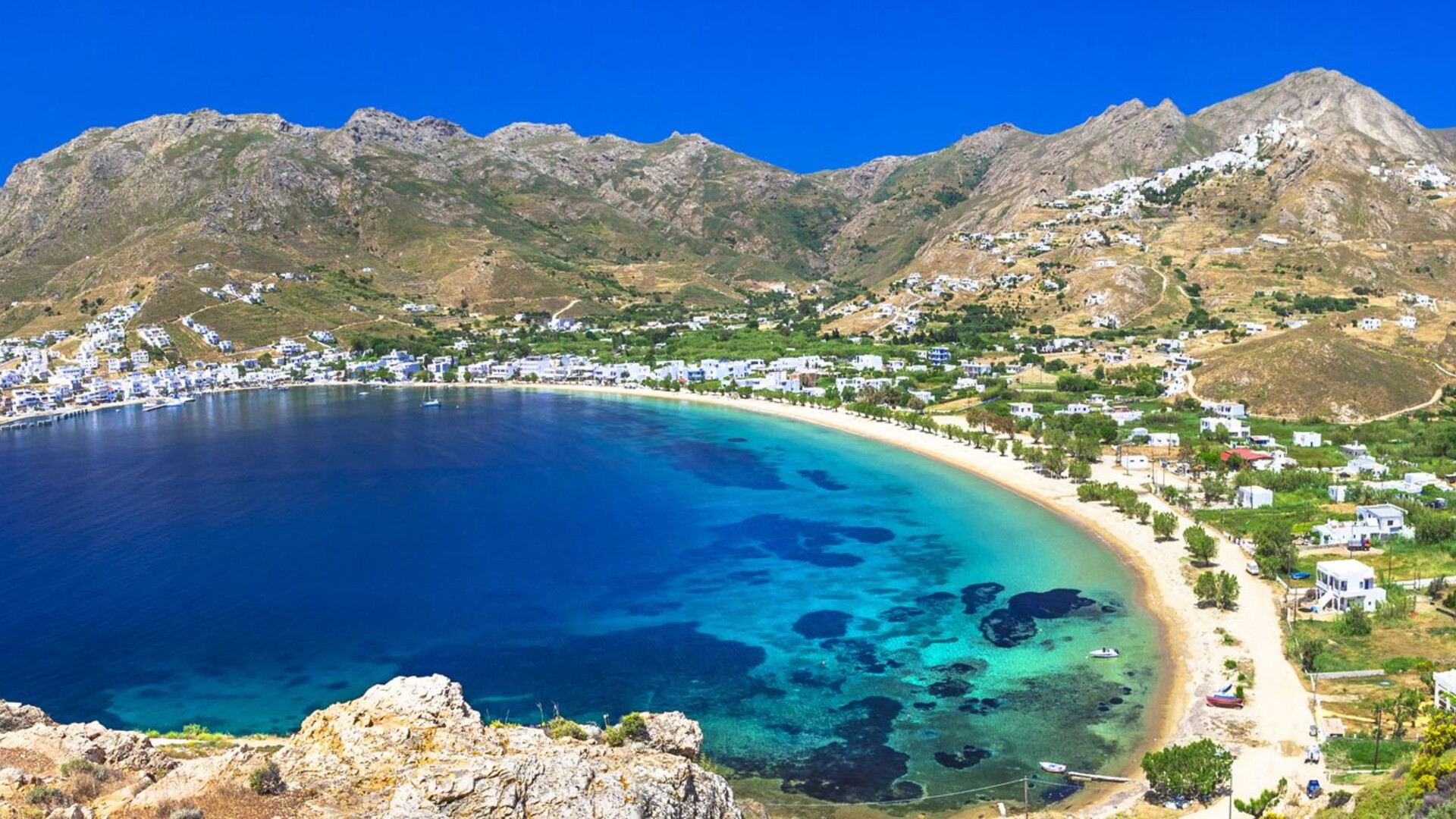 Île de Sérifos — baie de Livadi et Chora perchée dans les montagnes