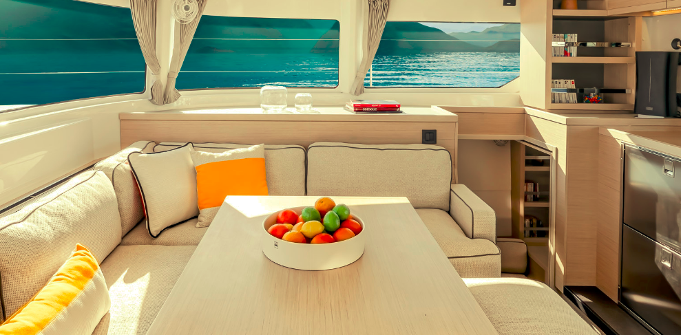 Salon intérieur du catamaran — carré convivial avec vue mer panoramique