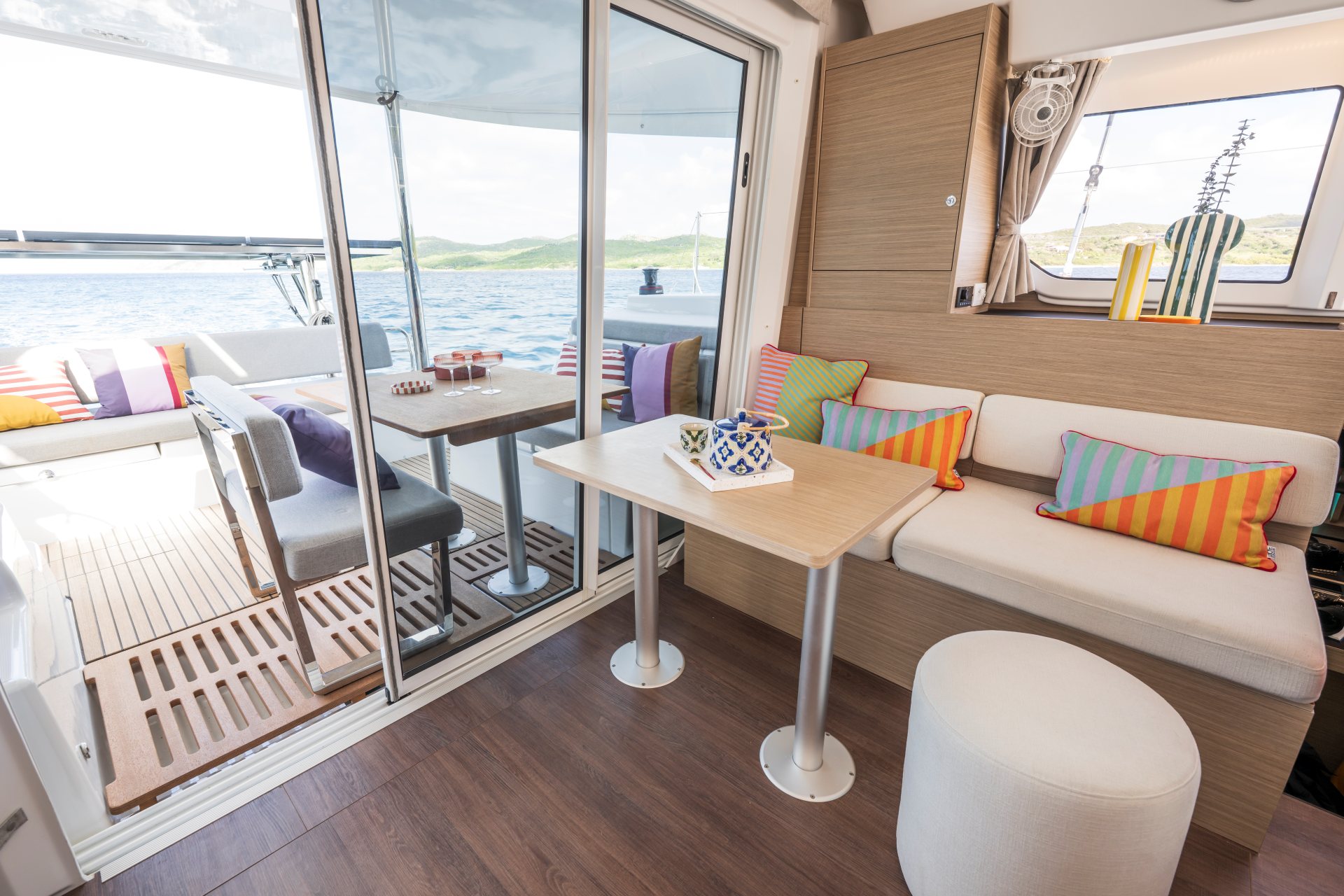 Carré intérieur du catamaran Lagoon — salon convivial et lumineux