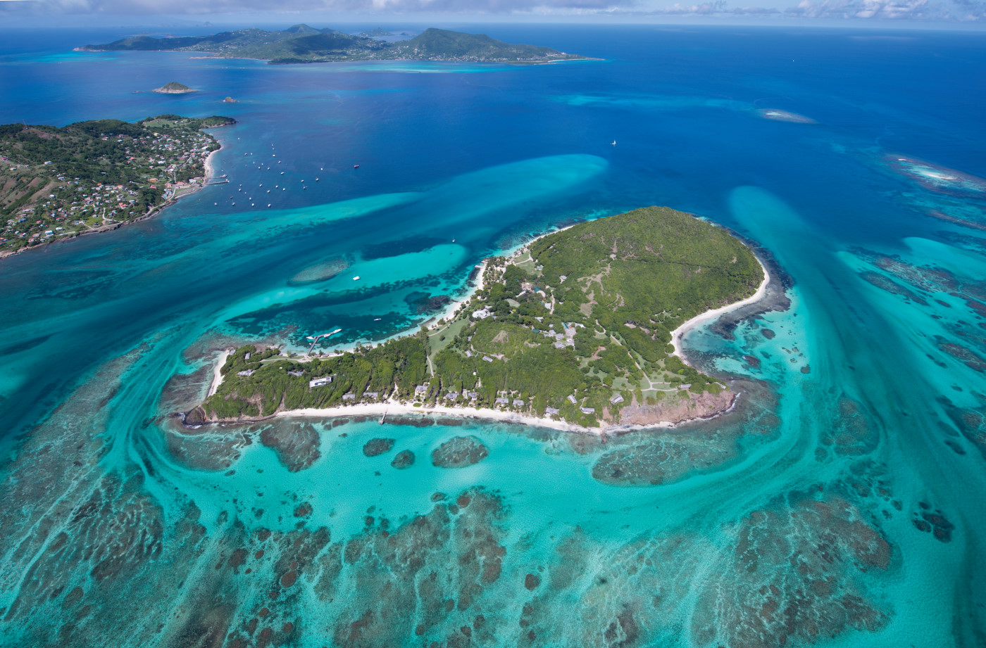 Petit Saint-Vincent — vue aérienne, île privée et lagons turquoise