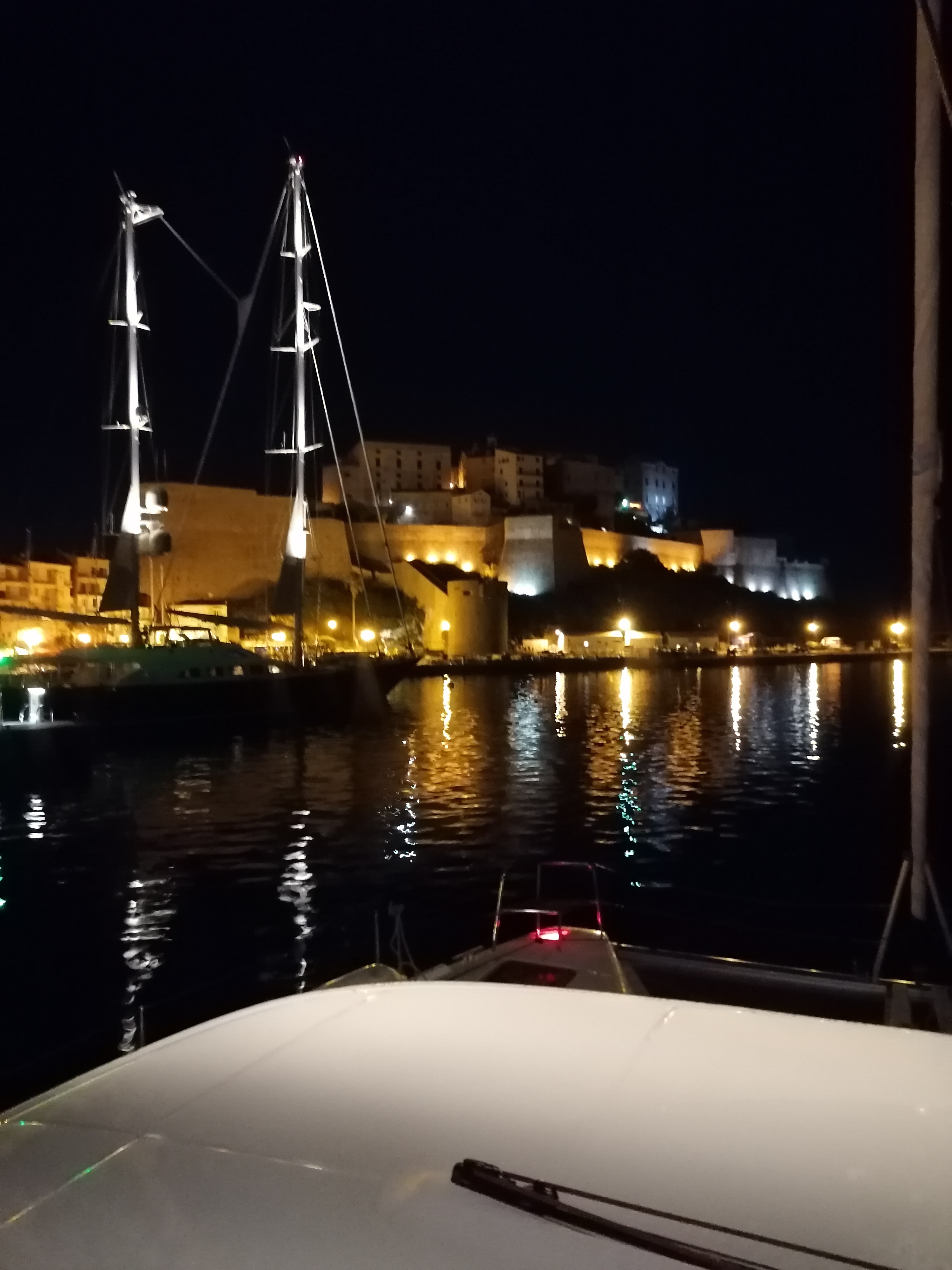Citadelle de Calvi illuminée la nuit vue depuis le mouillage