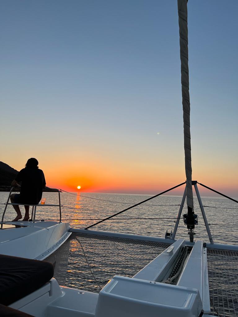 Apéro coucher de soleil sur le flybridge du catamaran Lagoon