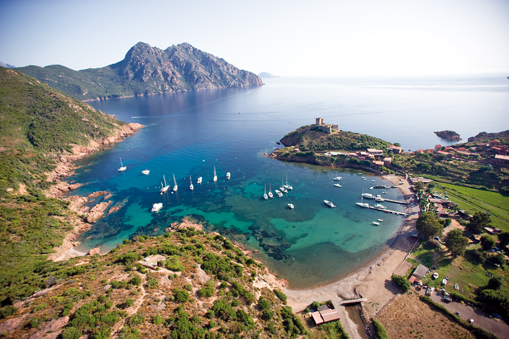 Golfe de Girolata — village isolé accessible uniquement par la mer