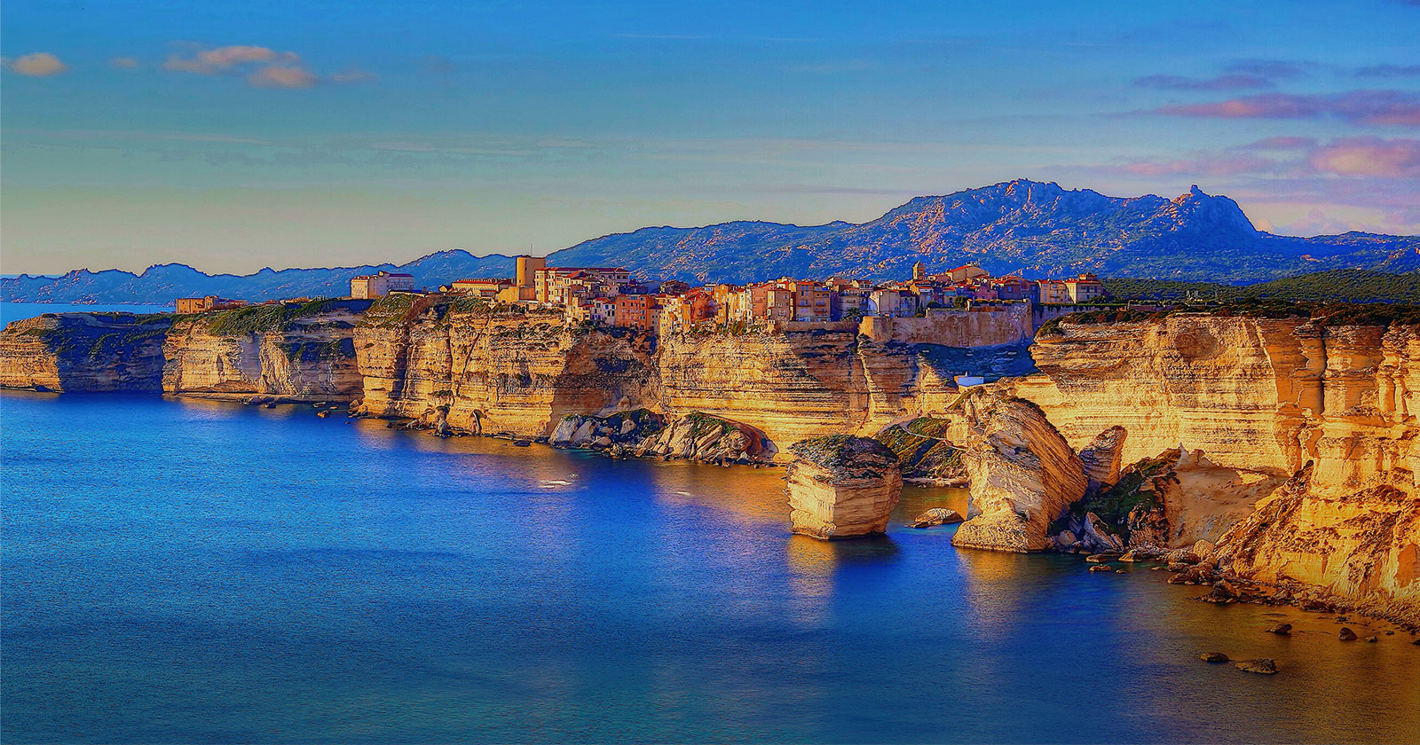 Bonifacio — citadelle perchée sur falaises calcaires au coucher de soleil