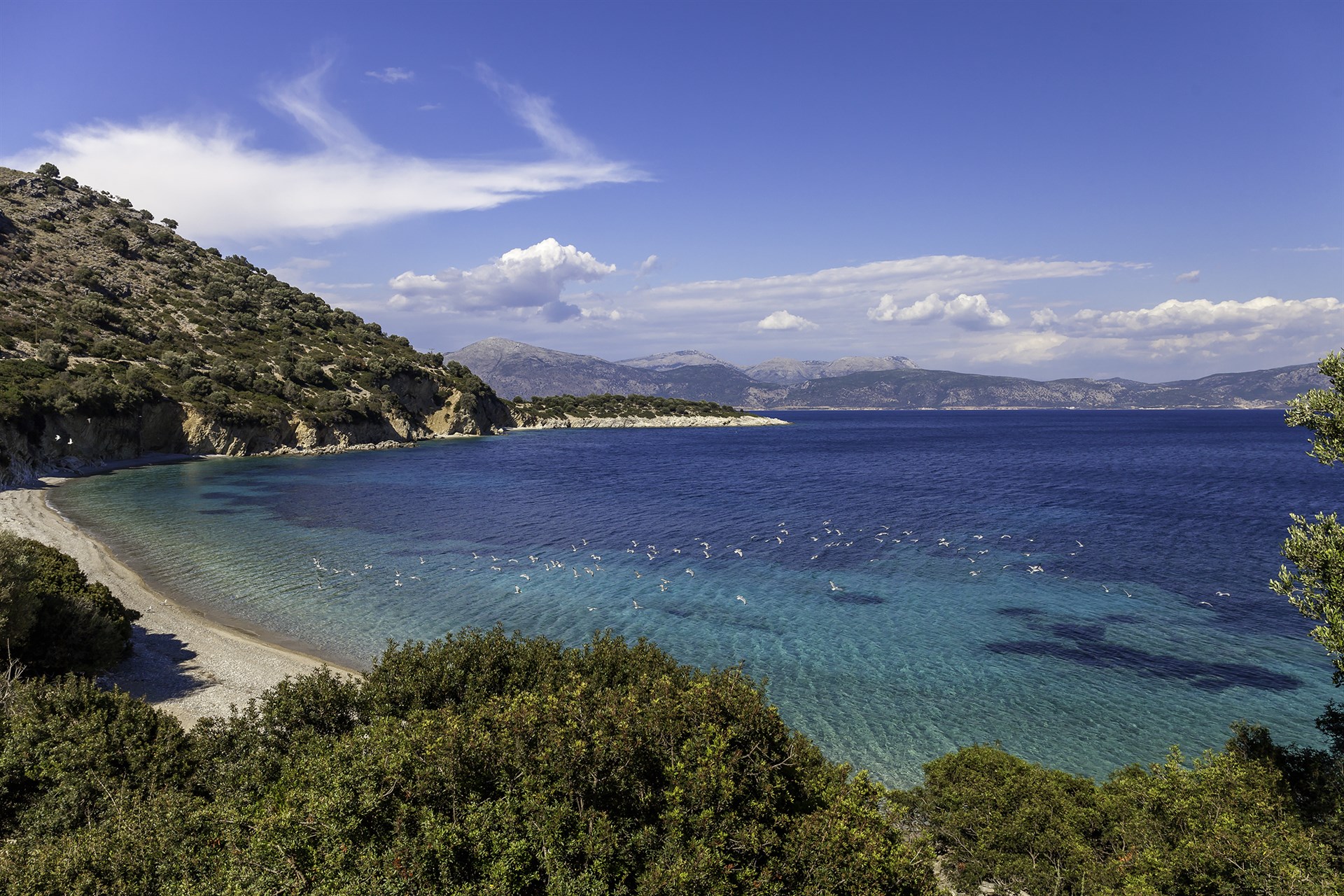 Île de Kastos — crique paisible avec eaux cristallines et nature préservée