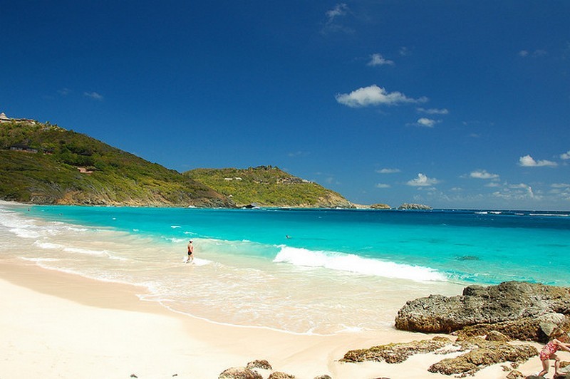 Île de Mustique — plage privée et collines verdoyantes des Caraïbes