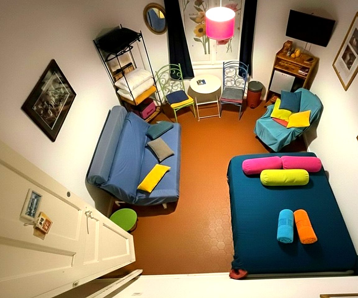 Chambre Double 1 - Bastia Room, salon-chambre cosy avec canapé et coussins colorés, ambiance chaleureuse