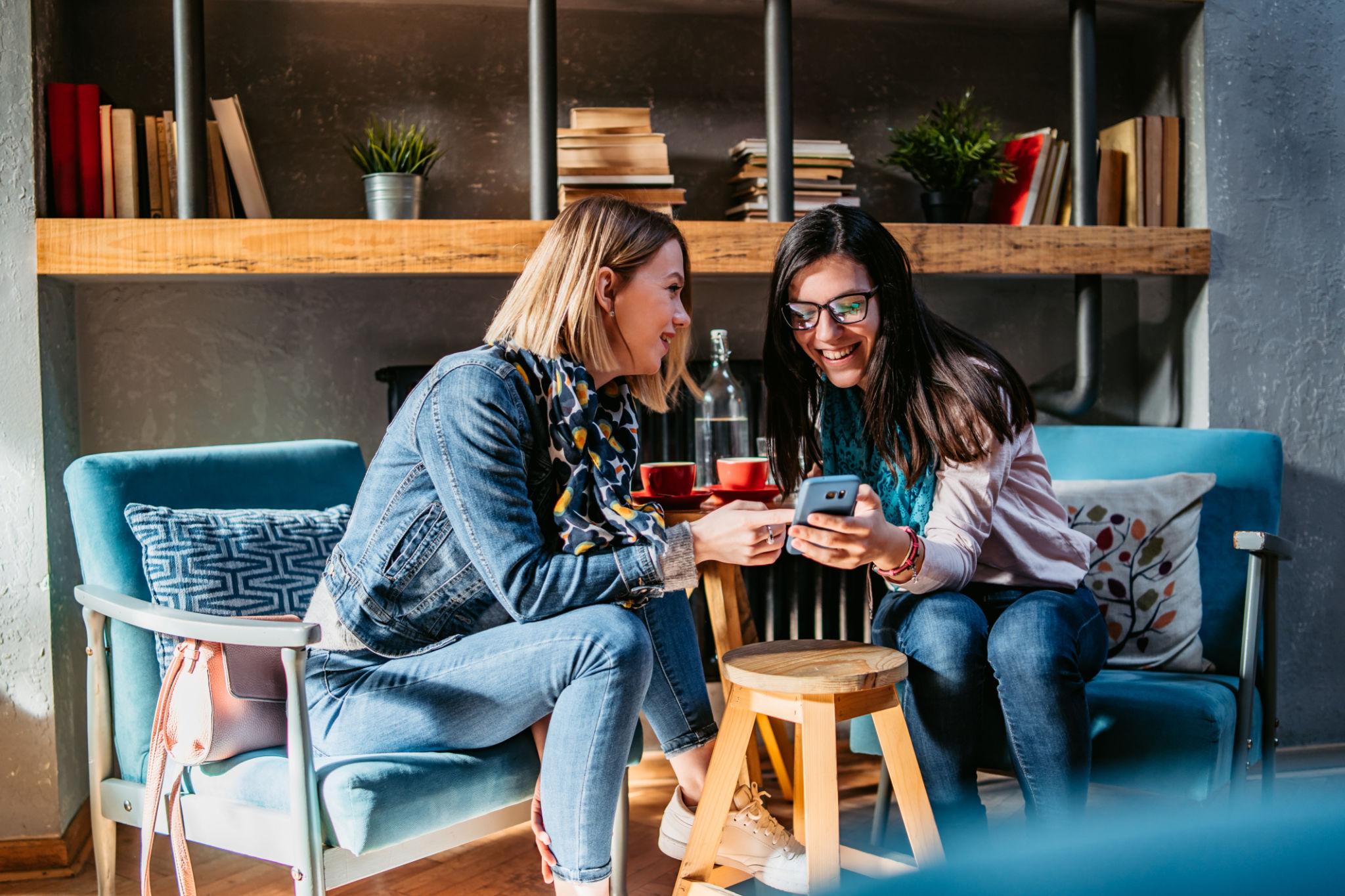 Embajadoras compartiendo desde el móvil