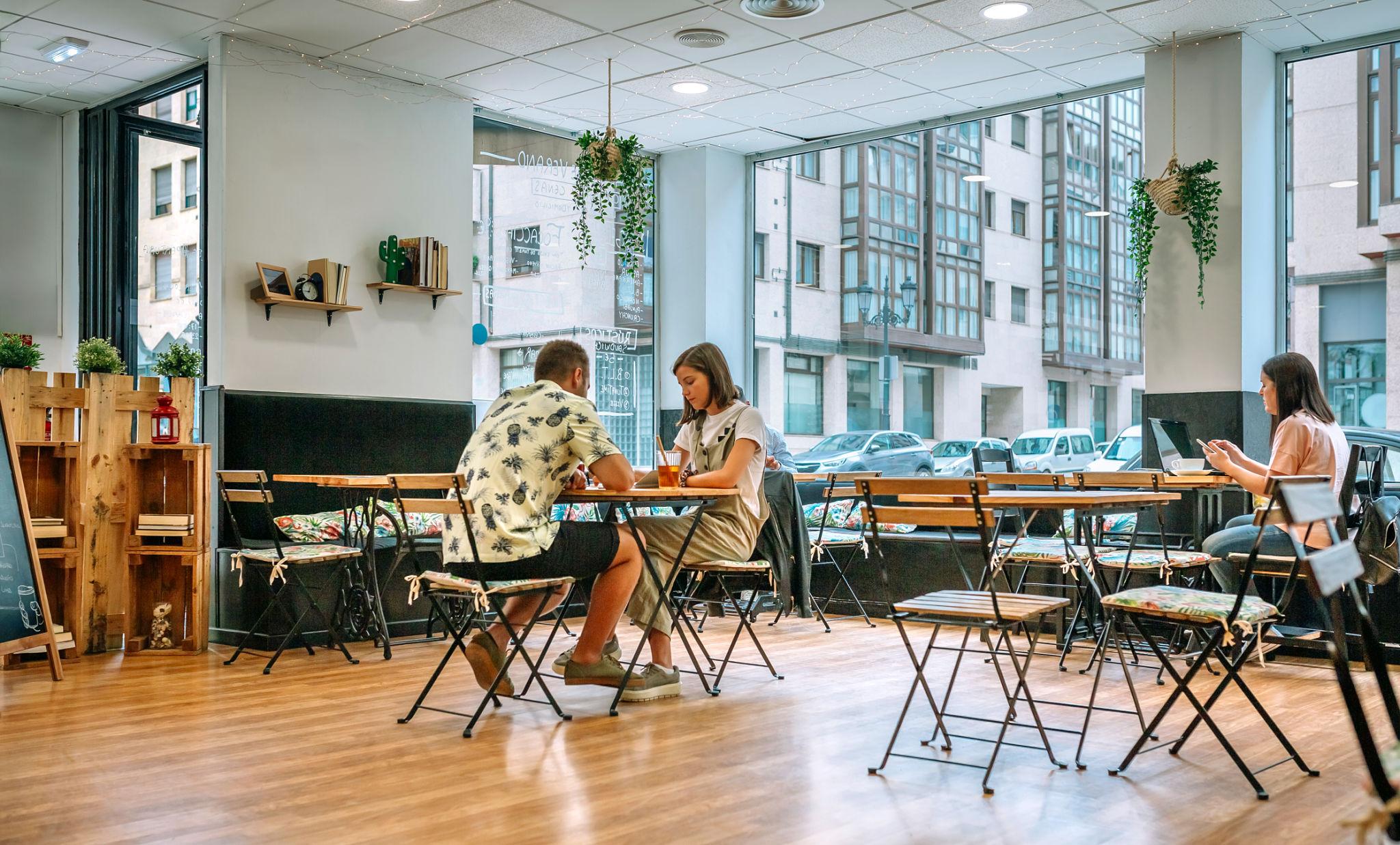 Café local de Bilbao con clientes