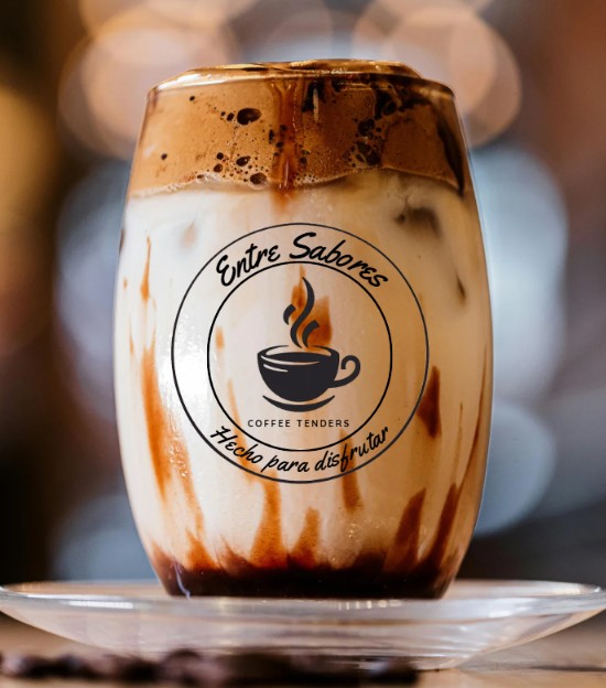 Entre Sabores café — bebida insignia con logo en el vaso
