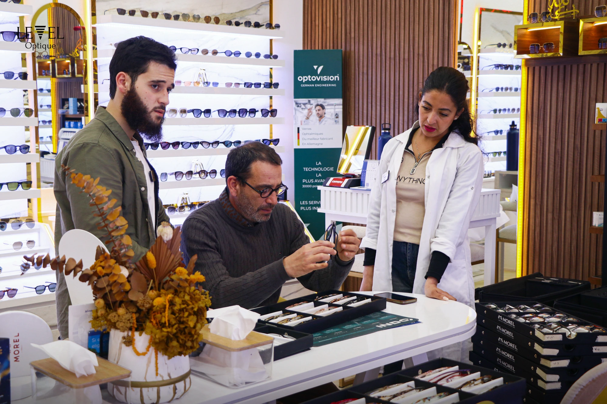 Opticiens Level Optique conseillant un client sur le choix de sa monture