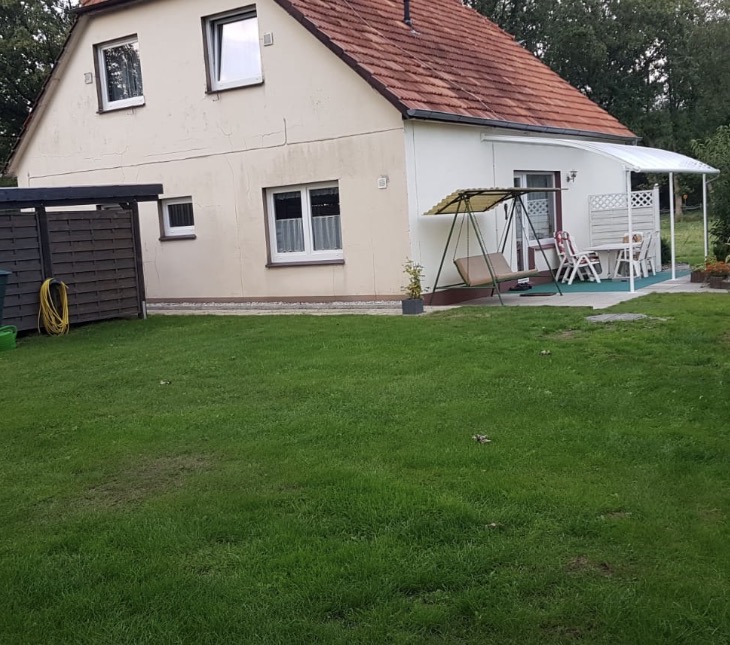 Vorher: Einfamilienhaus in Delmenhorst mit altem roten Ziegeldach vor der Dachsanierung durch Green Lion Energy