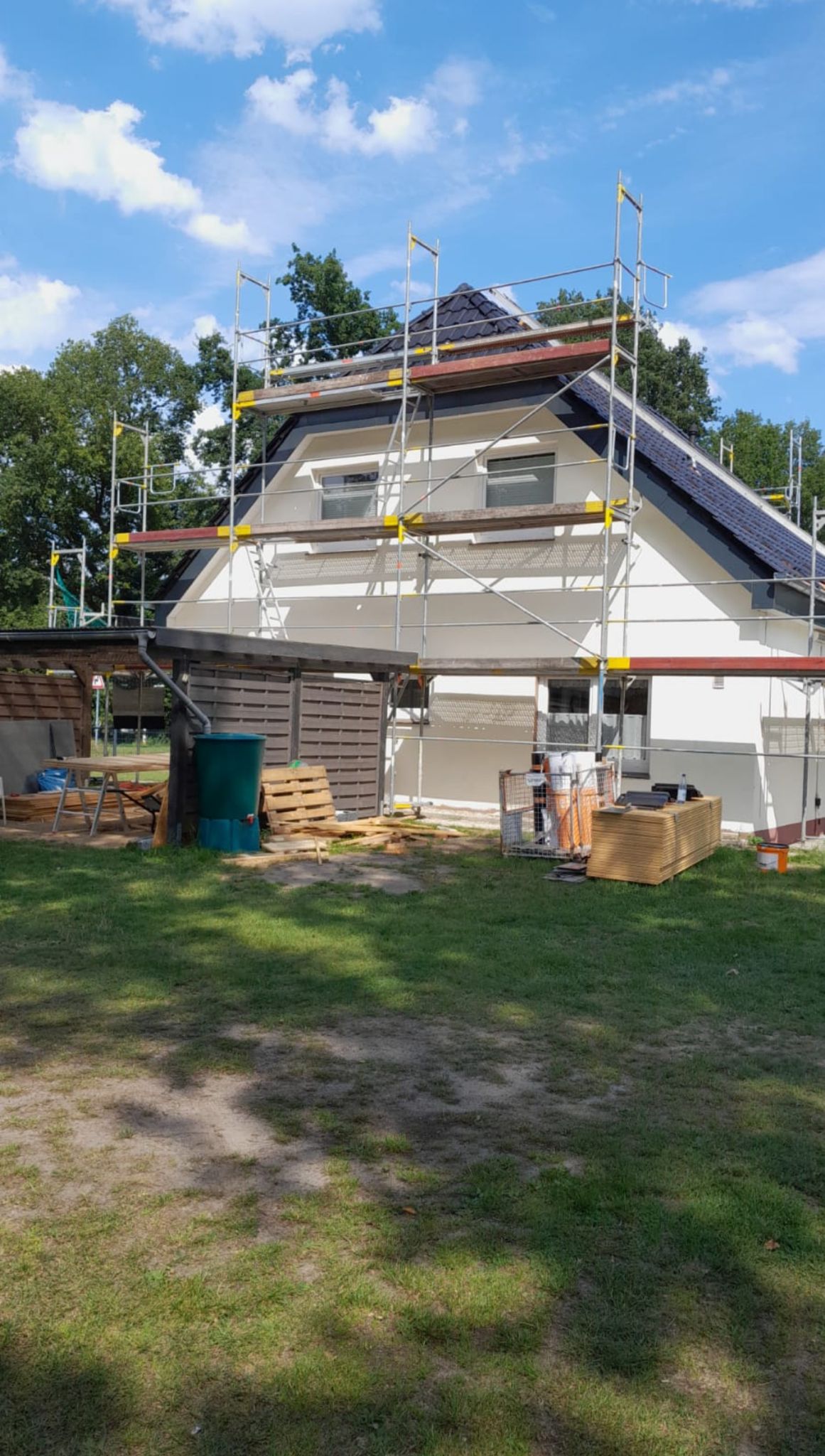 Nachher: Dasselbe Haus mit neuem anthrazitfarbenen Dach und integrierter Photovoltaik-Anlage nach der Dachsanierung durch Green Lion Energy Delmenhorst
