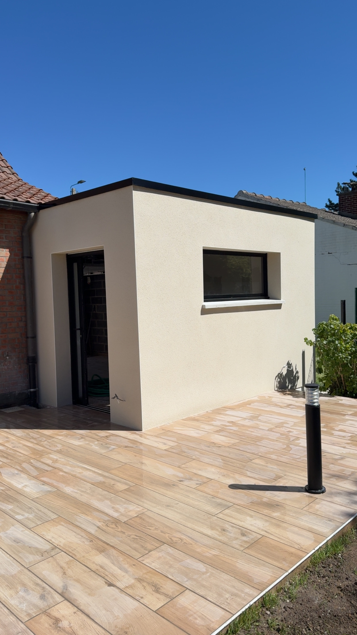 Extension Crépi Crème & Terrasse Bois