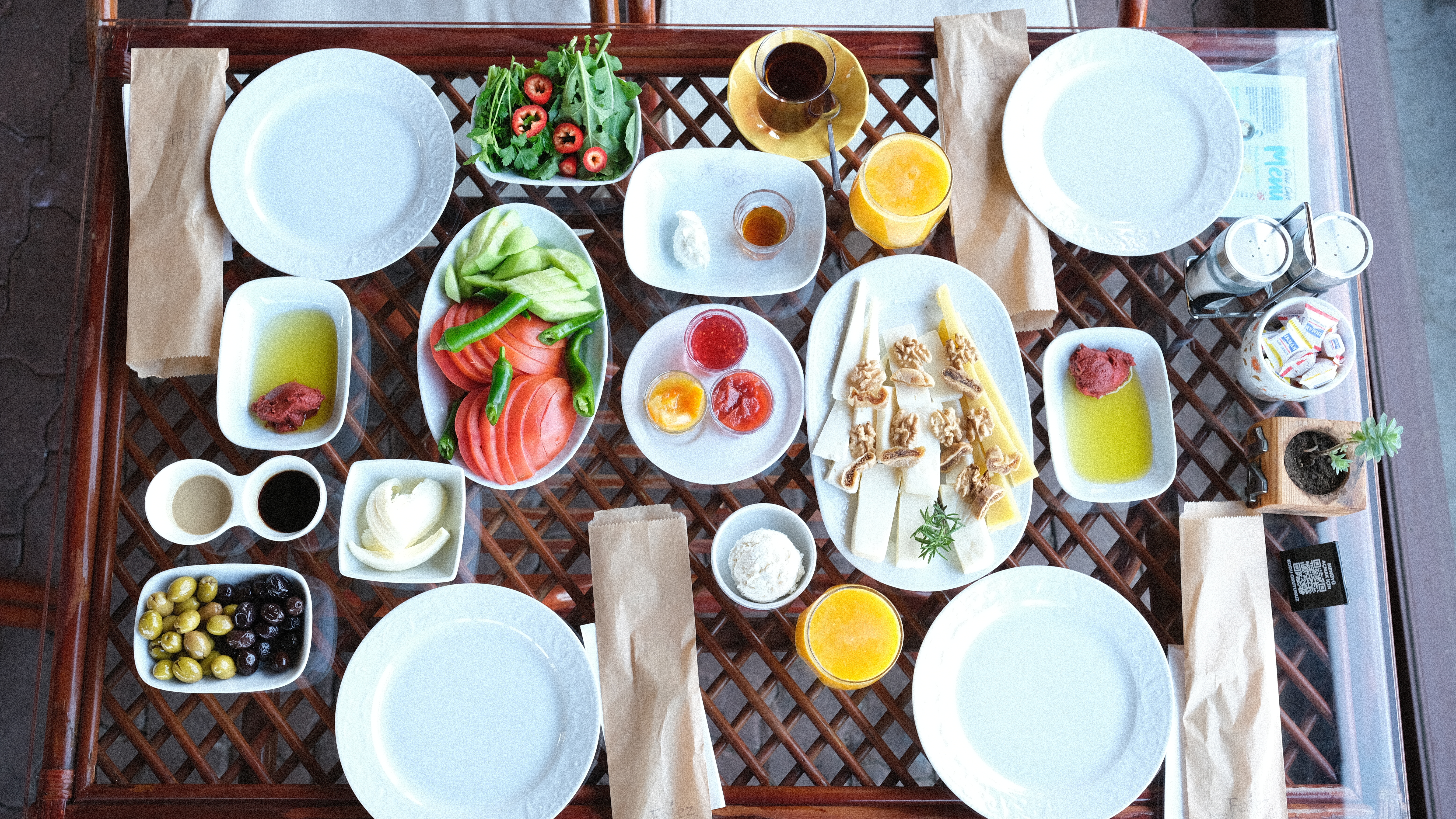 Serpme kahvaltı sofrası