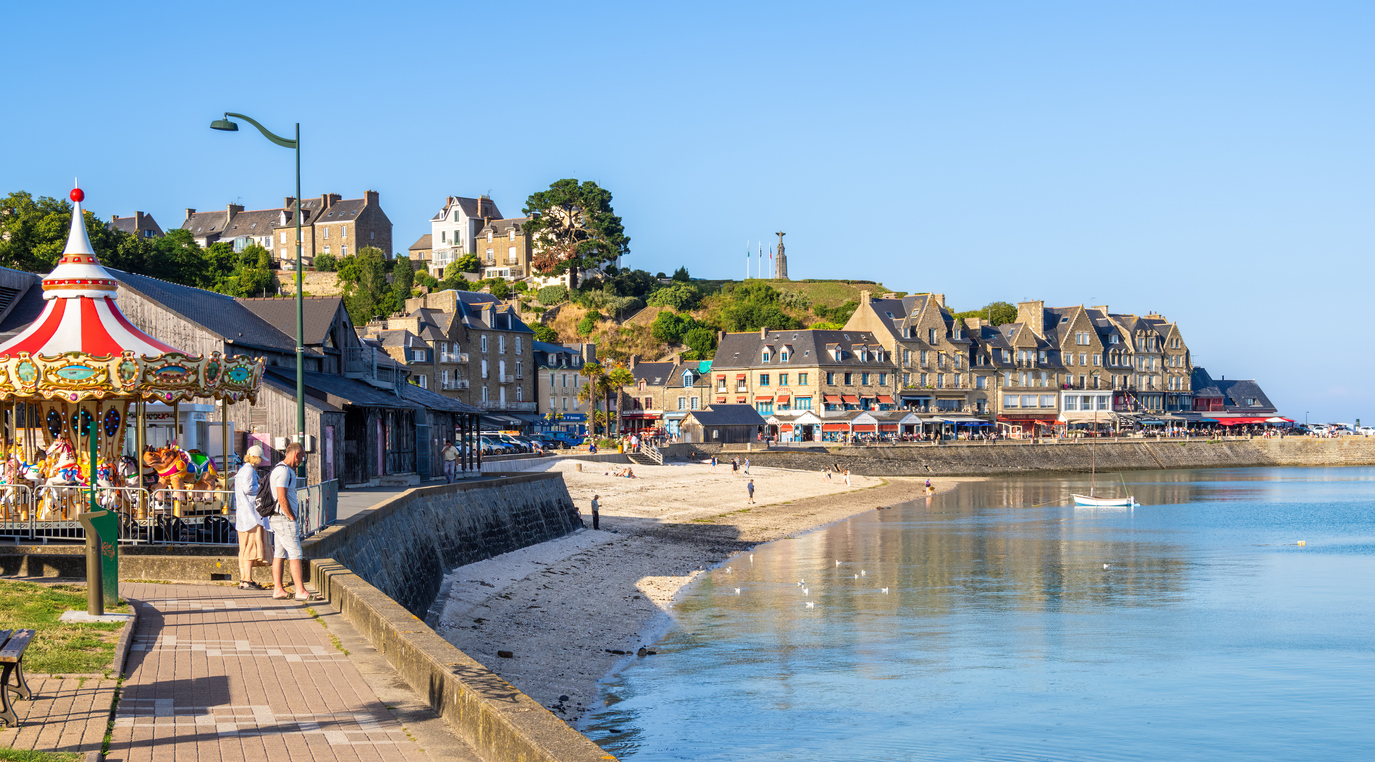 Vue sur la baie de Cancale, carrousel et front de mer