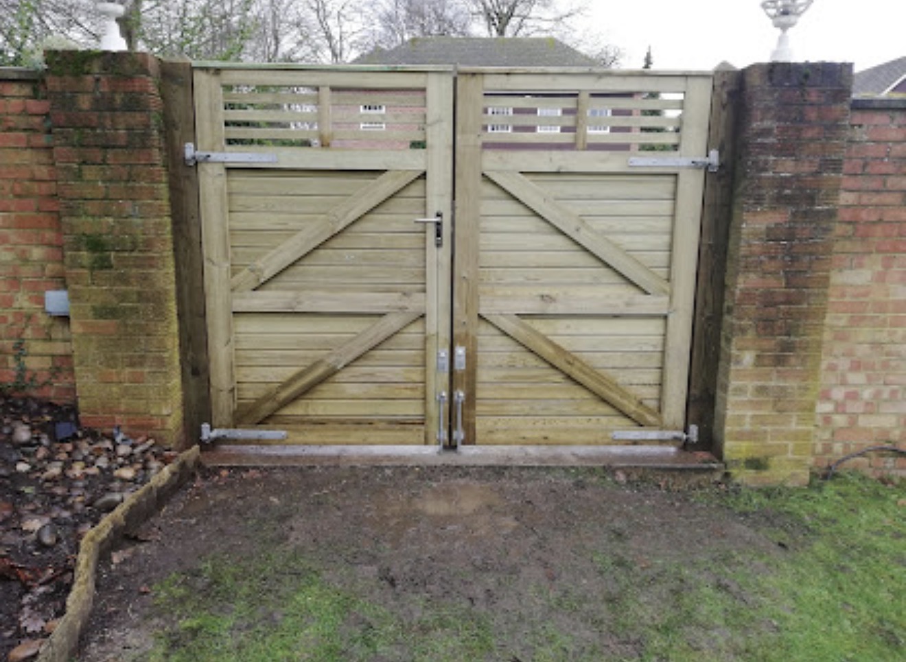Closeboard fence run along a Sevenoaks driveway