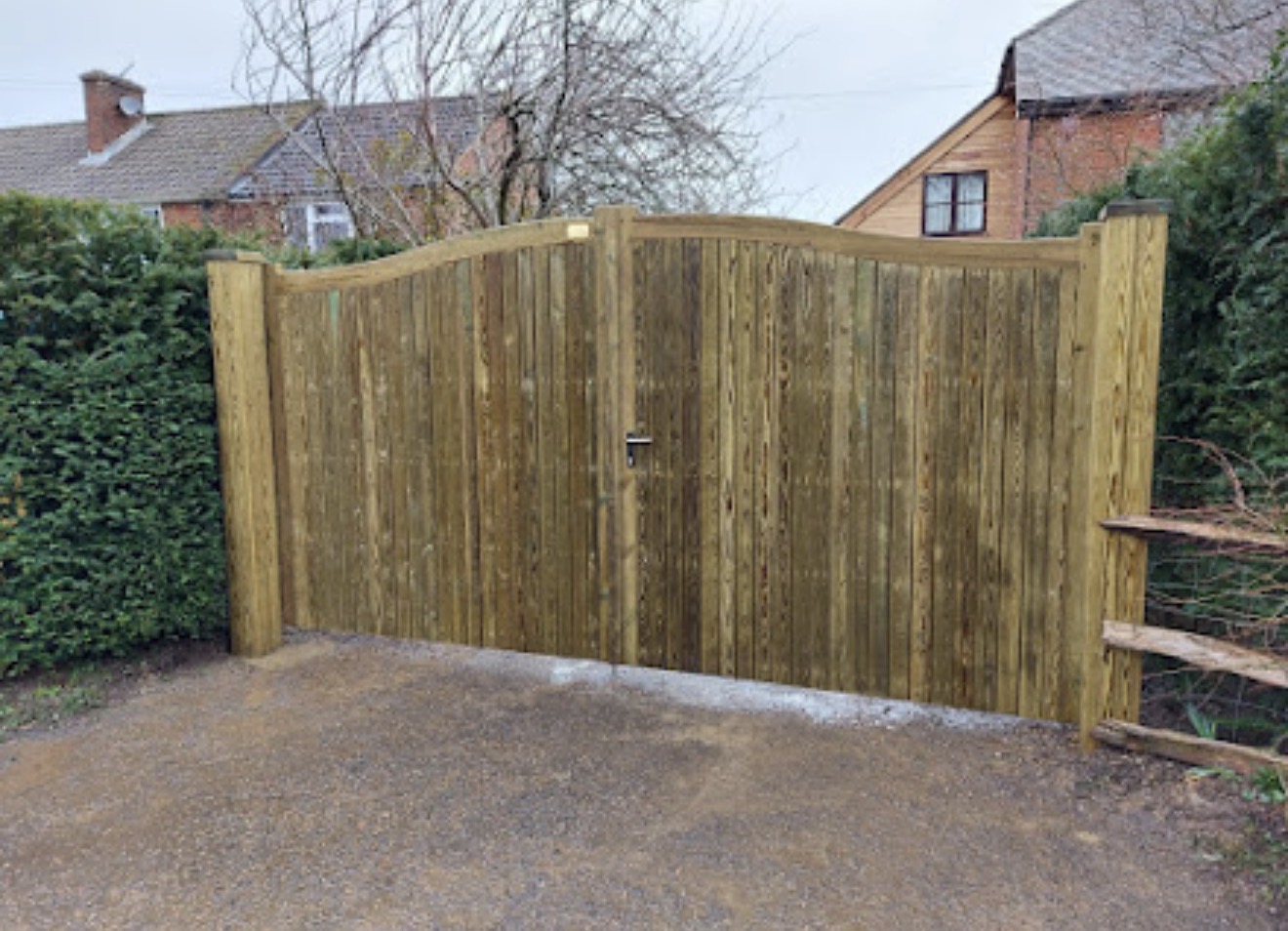 A closeboard garden fence with side gate built by The Weekend Fencers in Sevenoaks