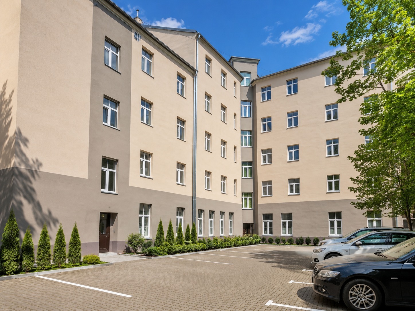Daugavpils 10,12 — autostāvvieta