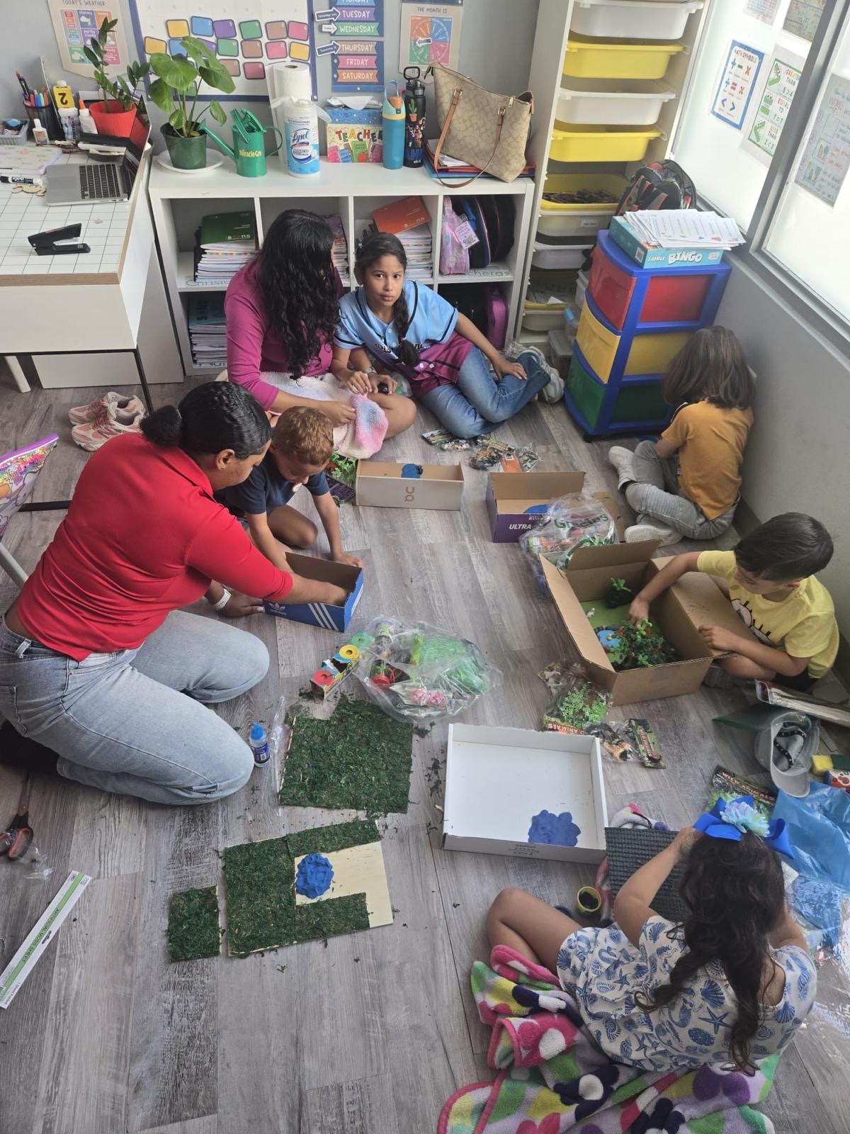 Grupo de estudiantes elemental trabajando en proyecto colaborativo
