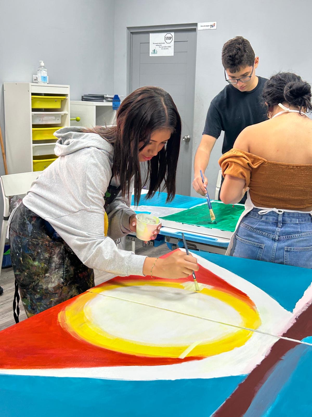 Estudiantes pintando un mural creativo