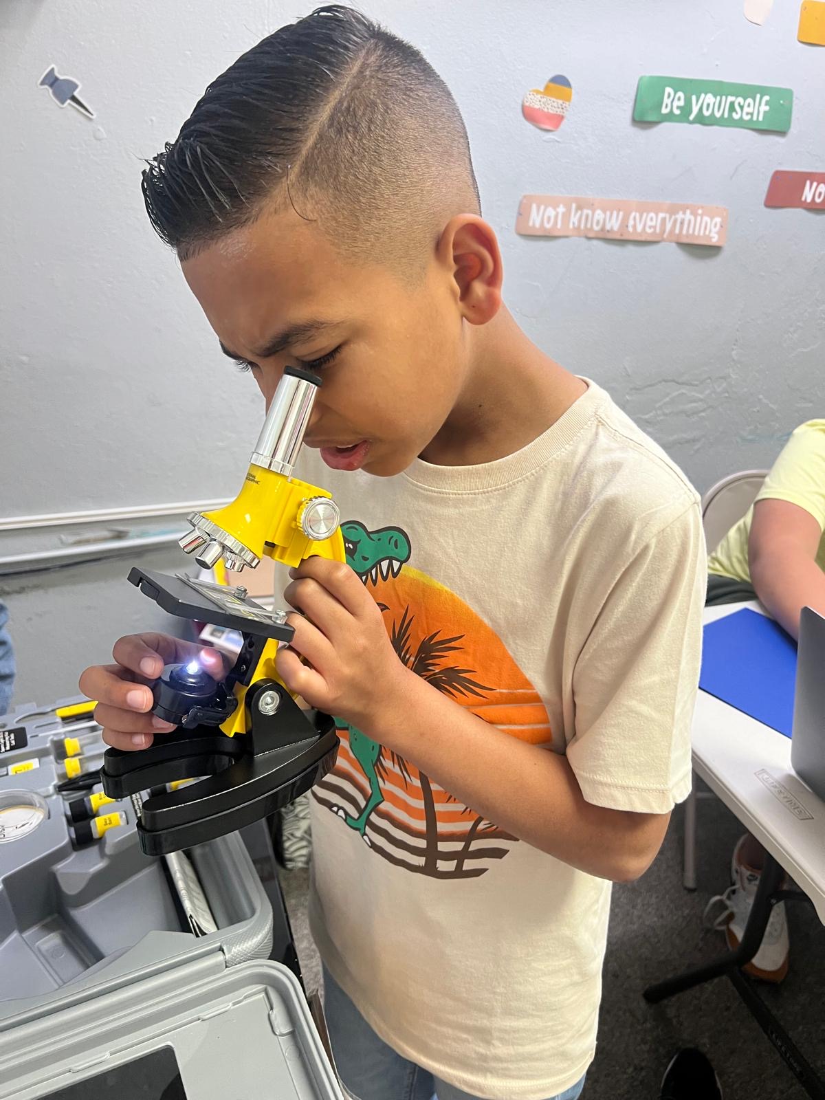 Estudiante motivado durante actividad de aprendizaje